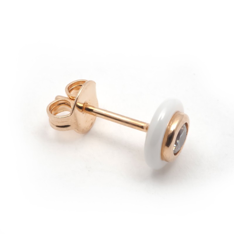 Boucles d'oreilles clous carador en plaqué or avec oxydes de zirconium et céramique blanche