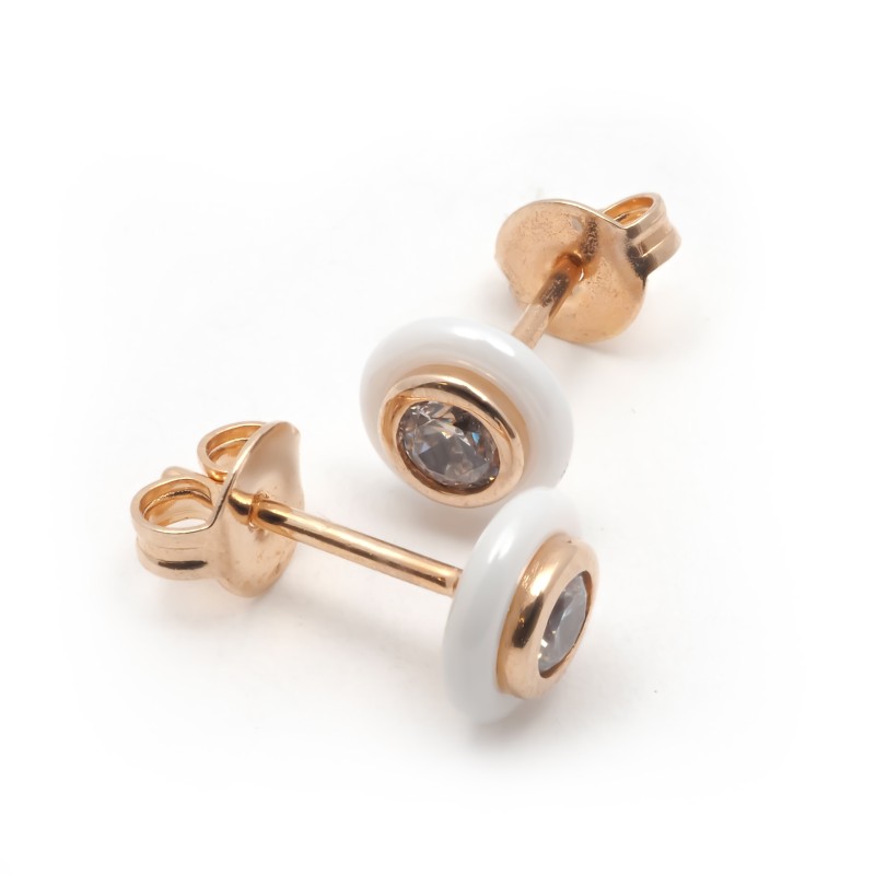 Boucles d'oreilles clous carador en plaqué or avec oxydes de zirconium et céramique blanche
