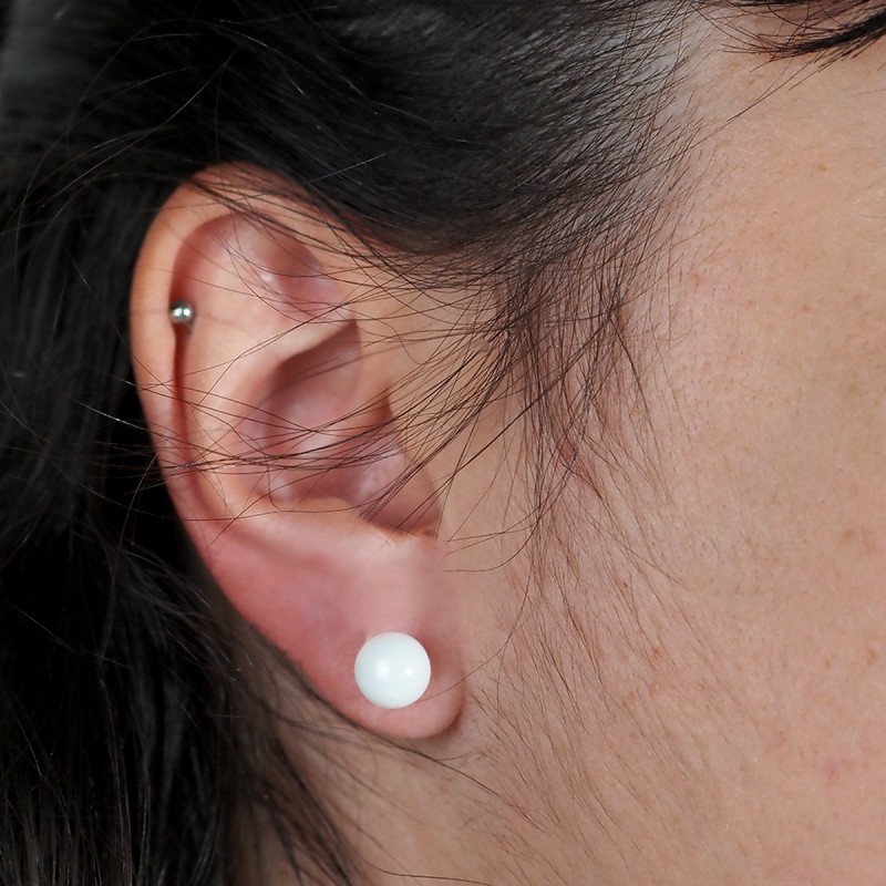 Boucles d'oreilles  carador clous en argent perle en céramique blanche