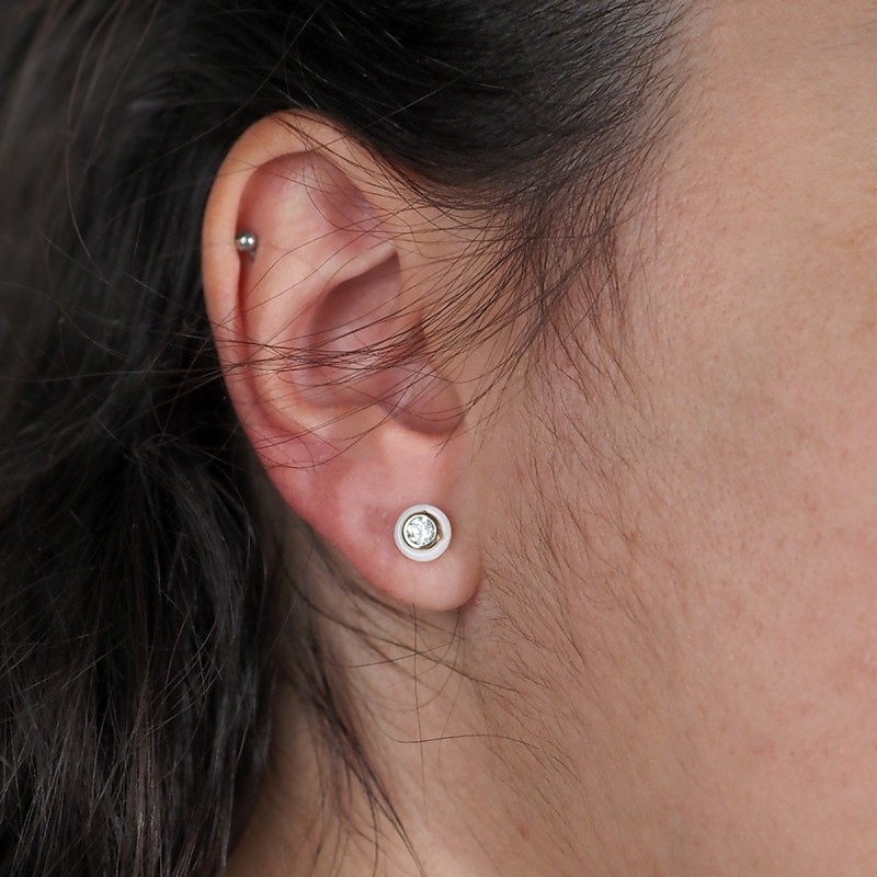 Boucles d'oreilles clous carador en plaqué or avec oxydes de zirconium et céramique blanche