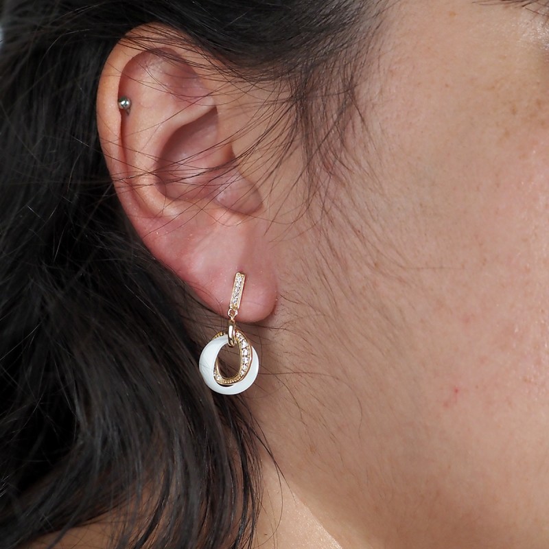 Boucles d'oreilles fantaisie carador en plaqué or avec oxydes de zirconium et céramique blanche