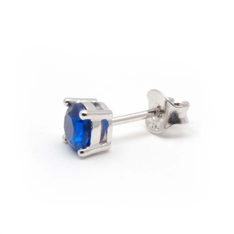 Boucles d'oreilles clous Carador en argent  et spinelle bleu saphir serti 4 griffes