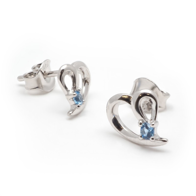 Boucles d'oreilles clous Carador en argent  et spinelle bleue sertie 4 griffes motif coeur
