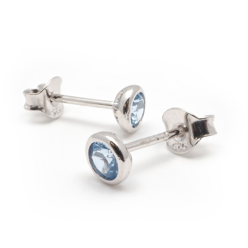 Boucles d'oreilles clous Carador en argent  et spinelle bleu clair serti clos