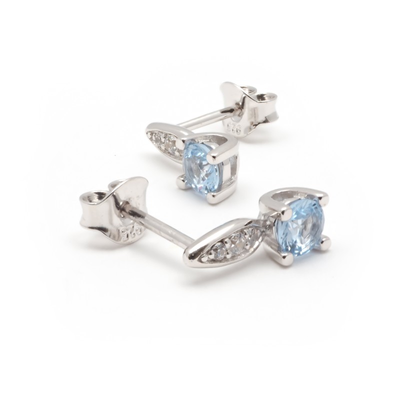 Boucles d'oreilles clous Carador en argent  et  oxydes blanc et bleu clair