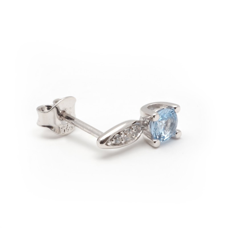 Boucles d'oreilles clous Carador en argent  et  oxydes blanc et bleu clair