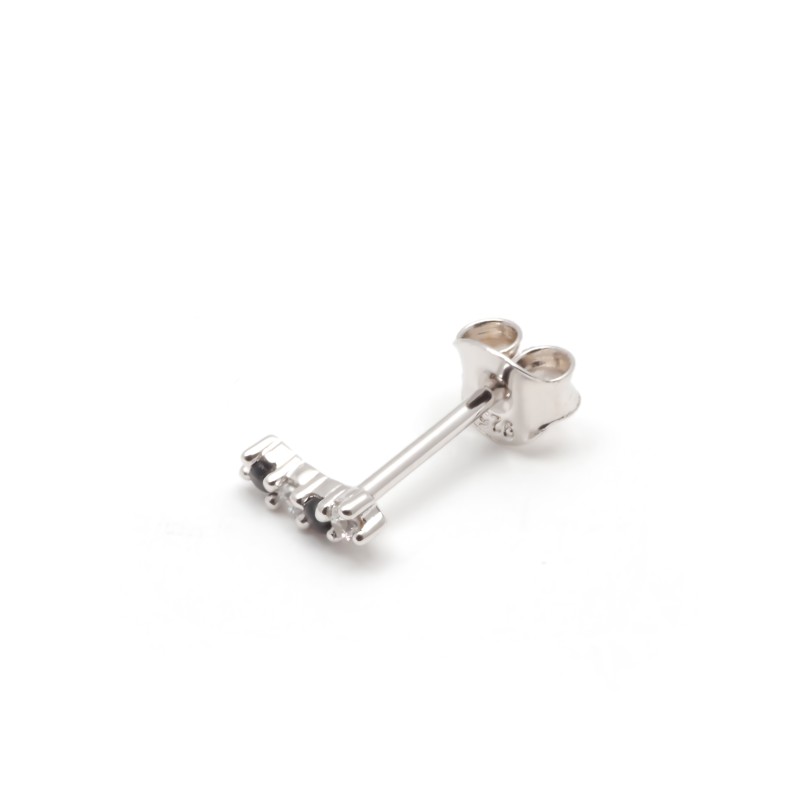 Boucles d'oreilles clous Carador en argent  et  oxydes de zirconium blancs et noirs intercalés forme barrette