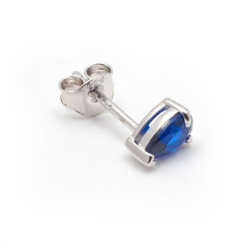 Boucles d'oreilles clous Carador en argent  et spinelle bleu saphir serti 3 griffes