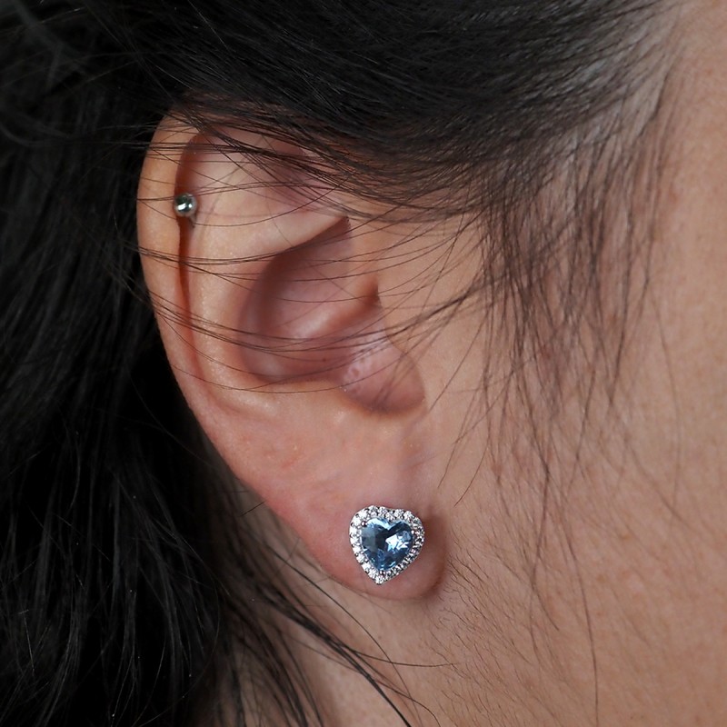 Boucles d'oreilles Clous Carador en argent  et oxydes de zirconium blanc et bleu motif coeur