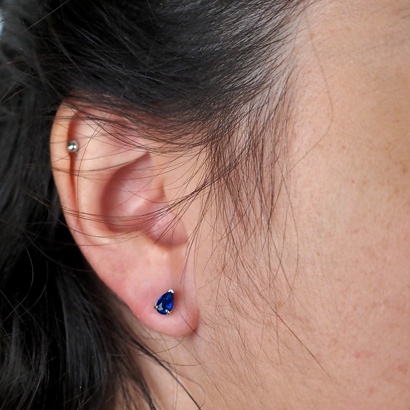 Boucles d'oreilles clous Carador en argent  et spinelle bleu saphir serti 3 griffes