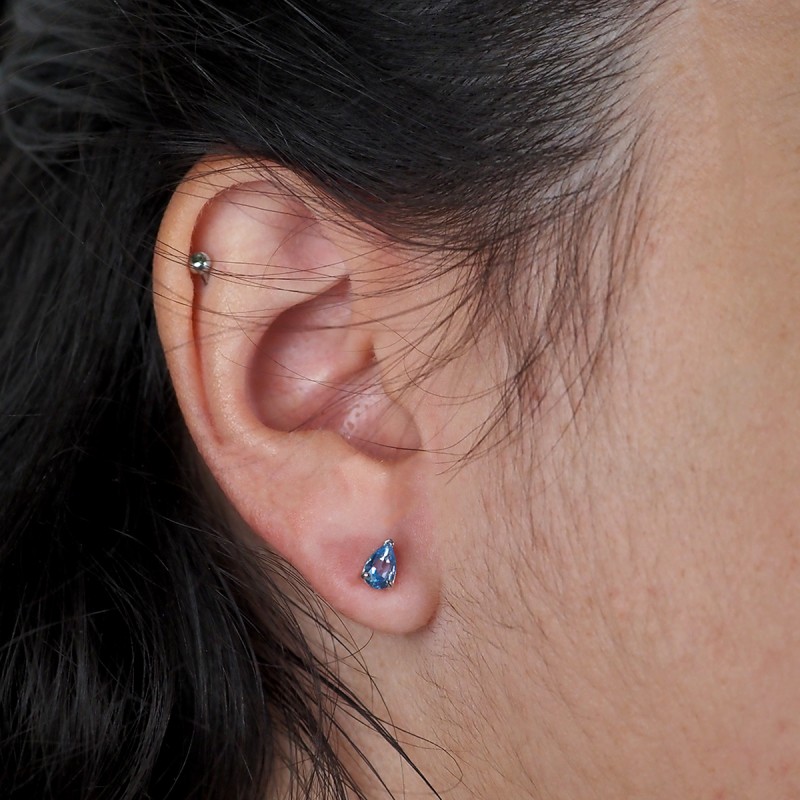 Boucles d'oreilles clous Carador en argent  et spinelle bleue claire