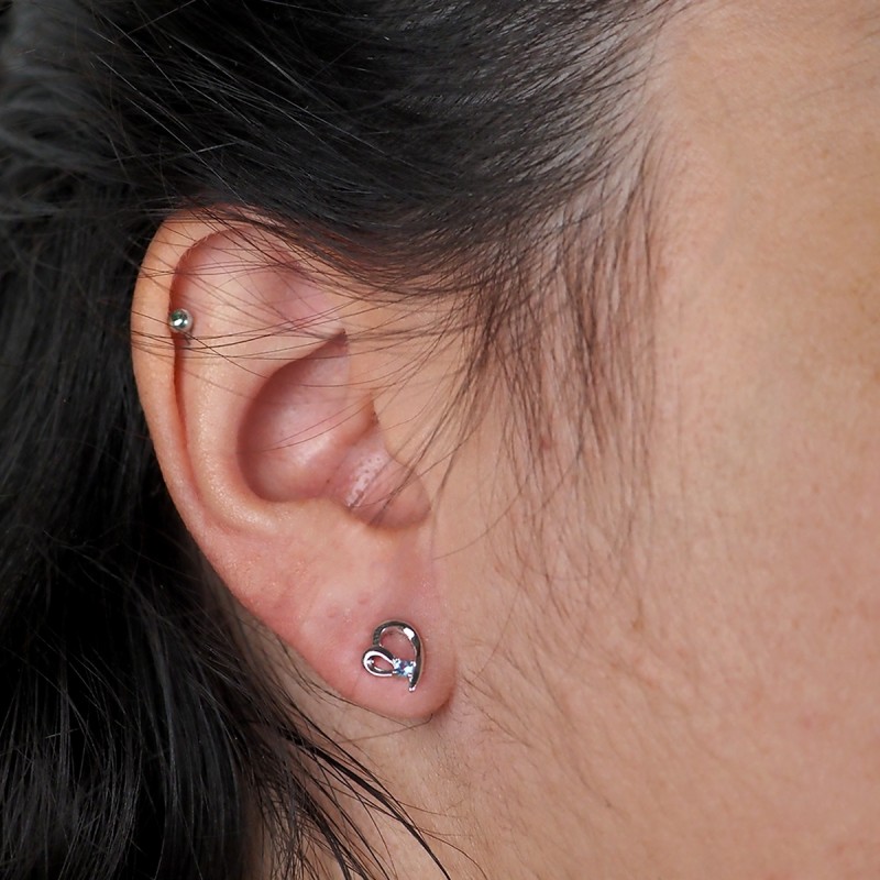 Boucles d'oreilles clous Carador en argent  et spinelle bleue sertie 4 griffes motif coeur