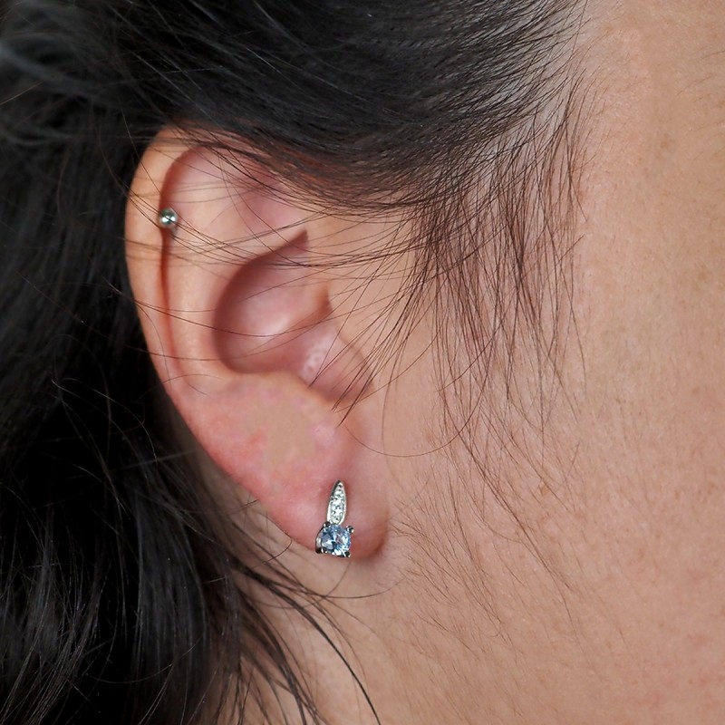 Boucles d'oreilles clous Carador en argent  et  oxydes blanc et bleu clair