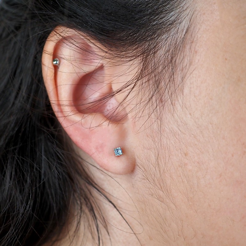 Boucles d'oreilles clous Carador en argent  et spinelle bleu topaze serti 4 griffes
