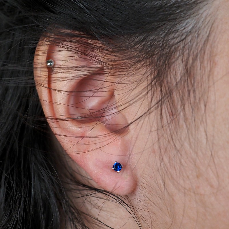 Boucles d'oreilles clous Carador en argent  et spinelle bleu foncé serti 4 griffes