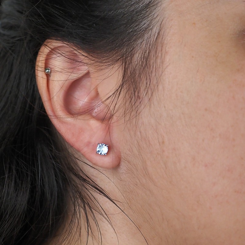 Boucles d'oreilles clous Carador en argent  et spinelle bleu clair serti 4 griffes