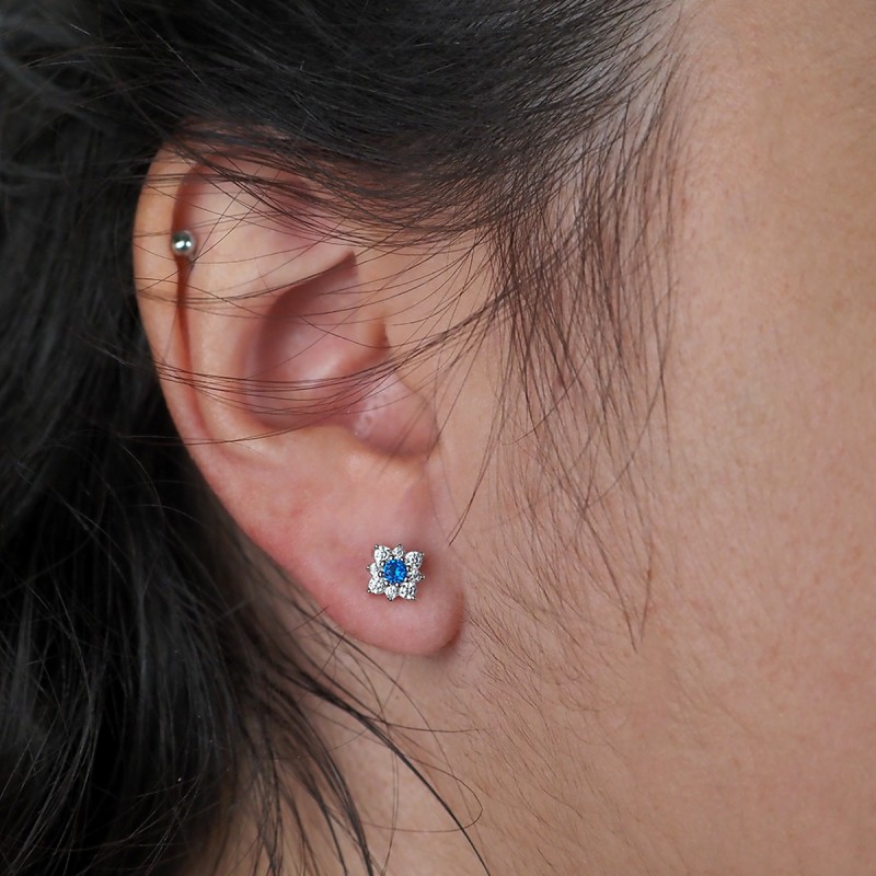 Boucles d'oreilles clous Carador en argent  et  oxydes de zirconium et spinelle bleue motif étoile