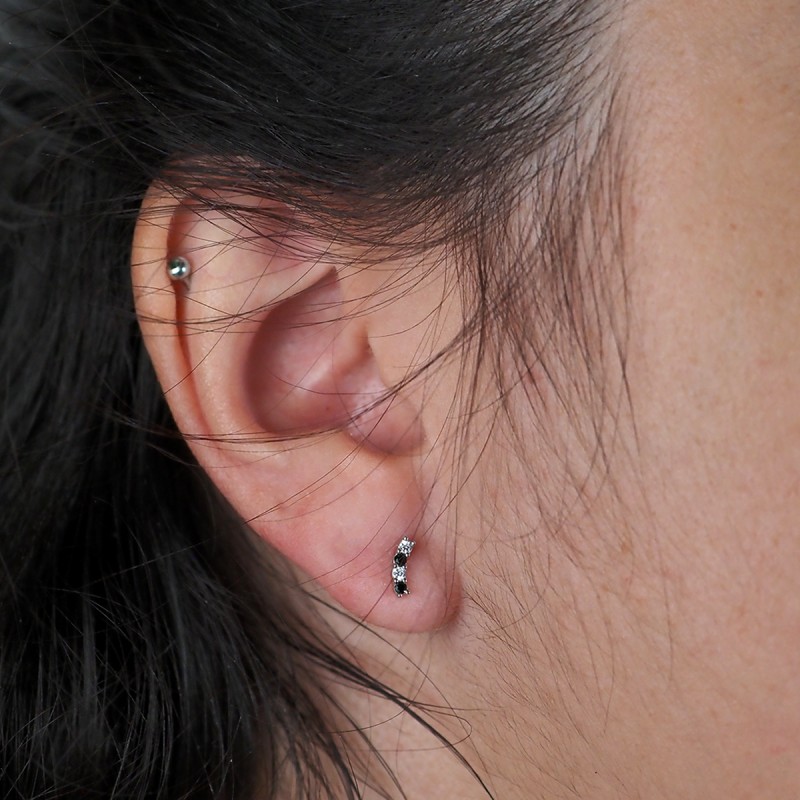 Boucles d'oreilles clous Carador en argent  et  oxydes de zirconium blancs et noirs intercalés forme barrette