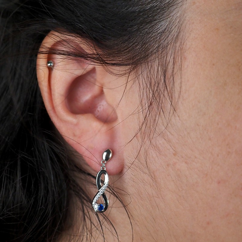 Boucles d'oreilles pendantes Carador en argent  et  oxydes de zirconium et spinelle bleue motif infini