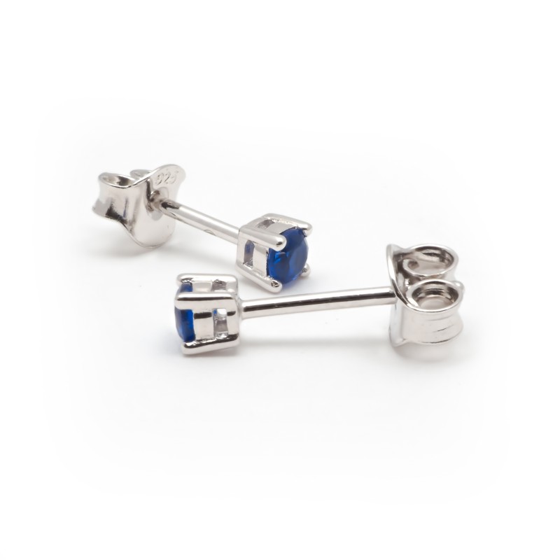 Boucles d'oreilles clous Carador en argent  et spinelle bleu foncé serti 4 griffes