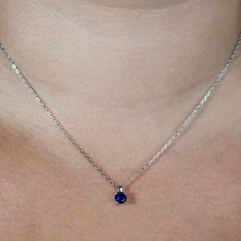 Collier solitaire femme carador en argent avec spinelle bleu foncé sertie 4 griffes