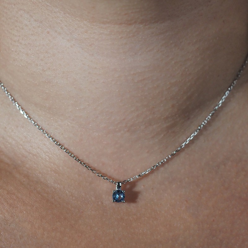 Collier solitaire femme carador en argent avec spinelle bleu clair sertie 4 griffes
