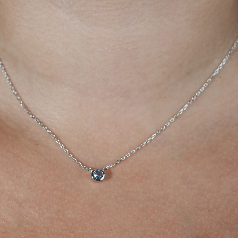 Collier solitaire femme carador en argent avec spinelle bleu clair sertie clos