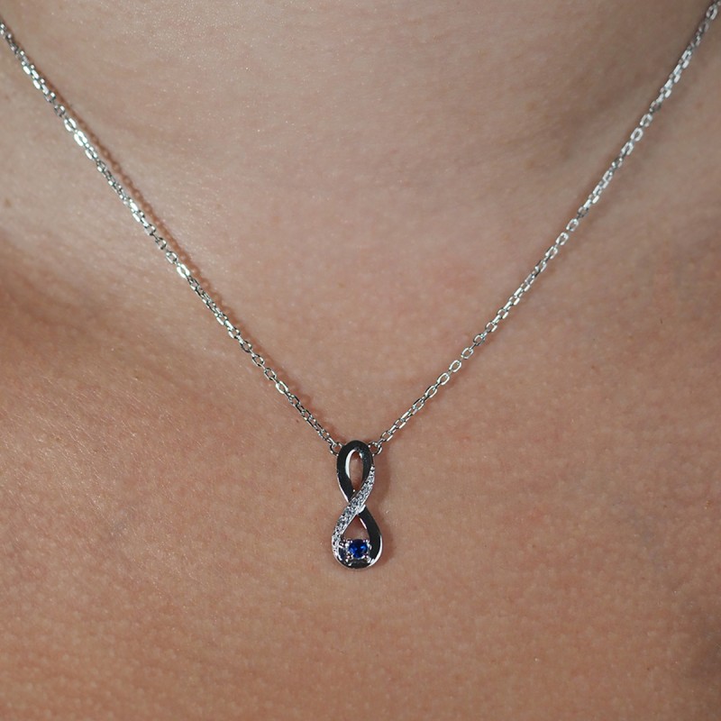 Collier fantaisie femme carador en argent avec oxydes  blancs et bleu motif infini