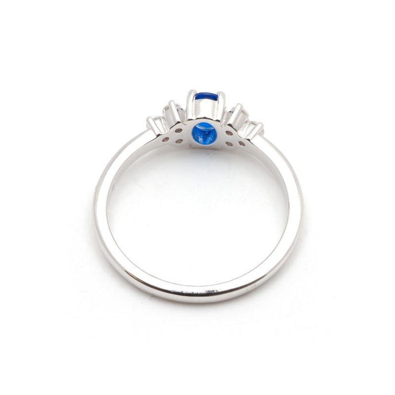 Bague solitaire accompagné femme carador en argent avec spinelle bleue foncée et oxydes de zirconium