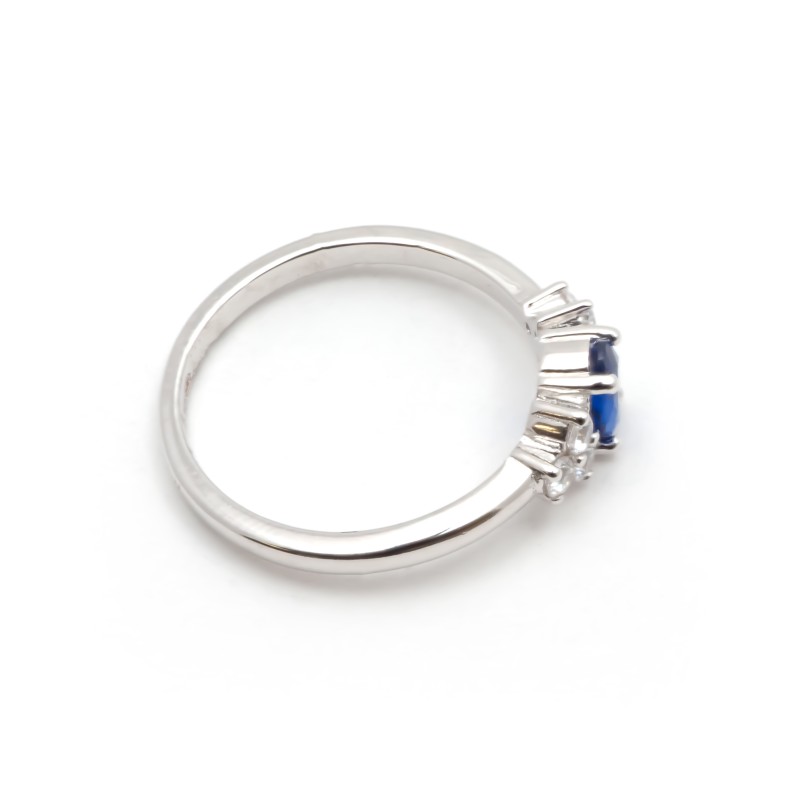 Bague solitaire accompagné femme carador en argent avec spinelle bleue foncée et oxydes de zirconium