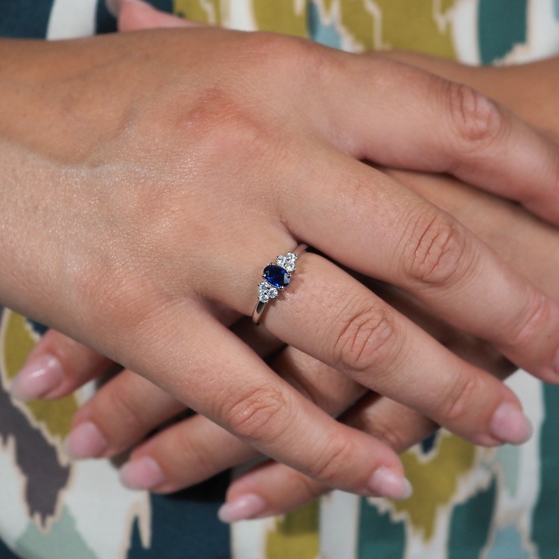 Bague solitaire accompagné femme carador en argent avec spinelle bleue foncée et oxydes de zirconium
