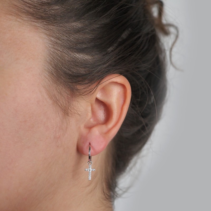 Boucles d'oreilles créoles femme carador en argent avec une croix suspendue et oxydes de zirconium