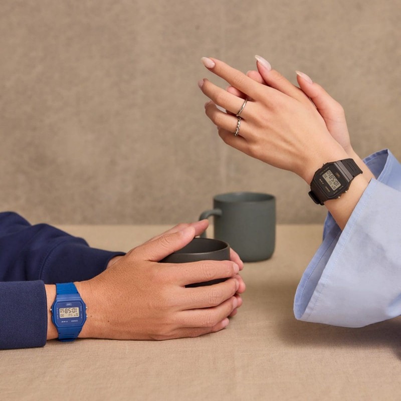 Montre Casio Mixte Timeless bracelet en résine grise