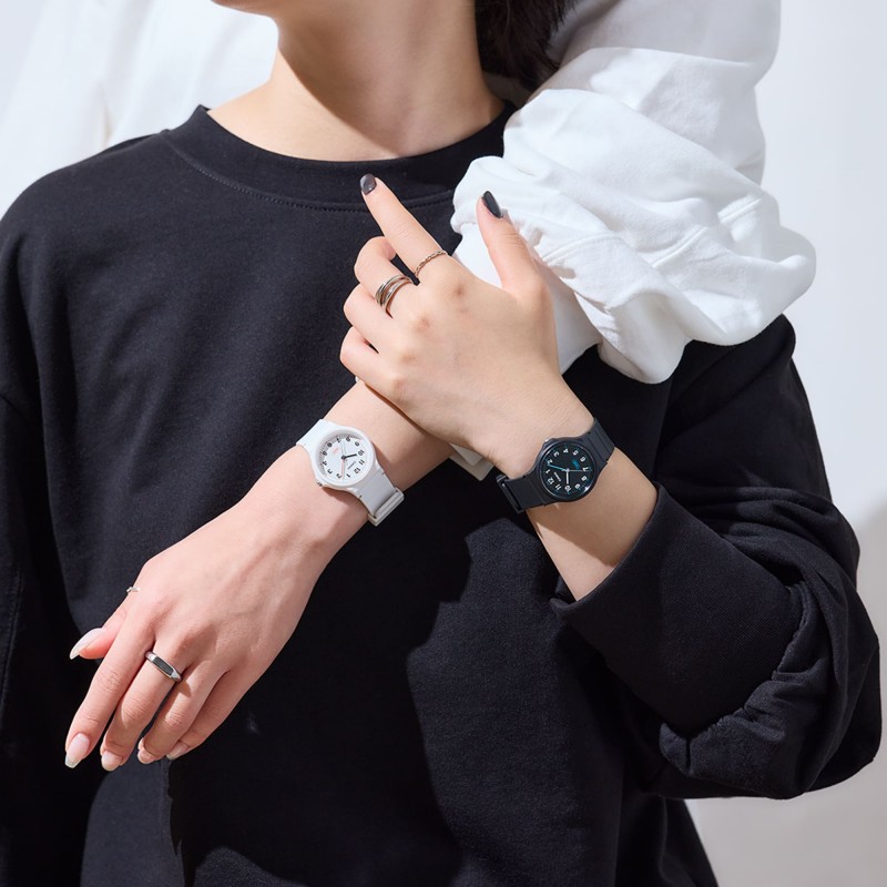 Montre Casio ronde en résine noire et détails bleus