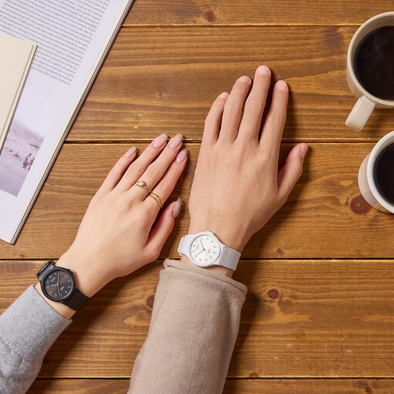 Montre Casio ronde Timeless en résine noire