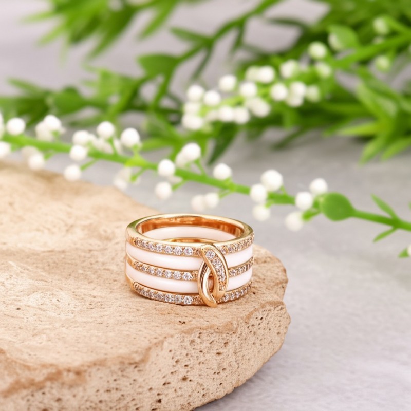 Bague fantaisie femme carador en plaqué or et céramique blanche avec des oxydes de zirconium