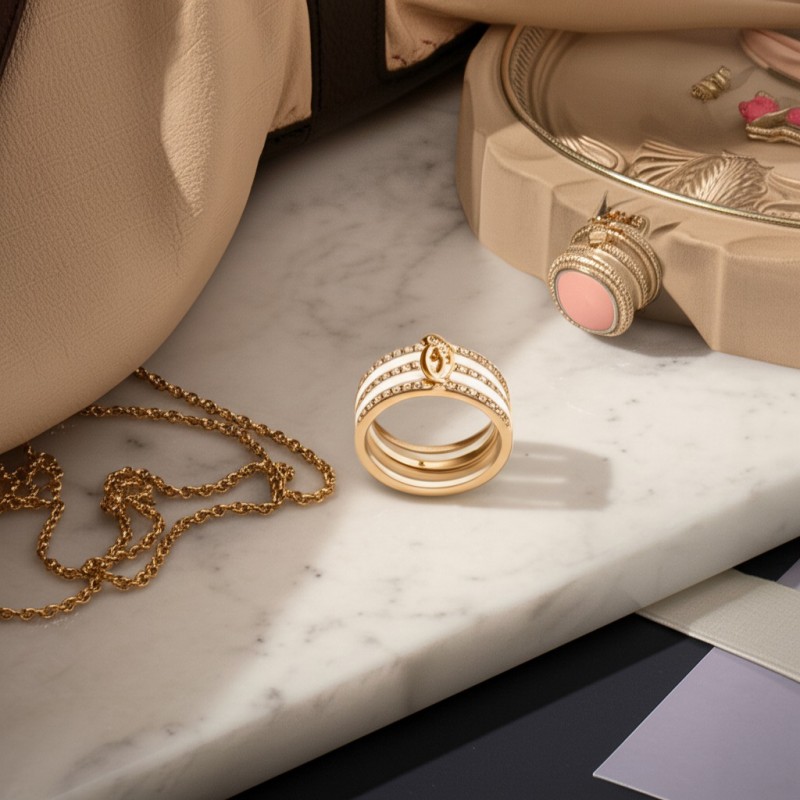 Bague fantaisie femme carador en plaqué or et céramique blanche avec des oxydes de zirconium