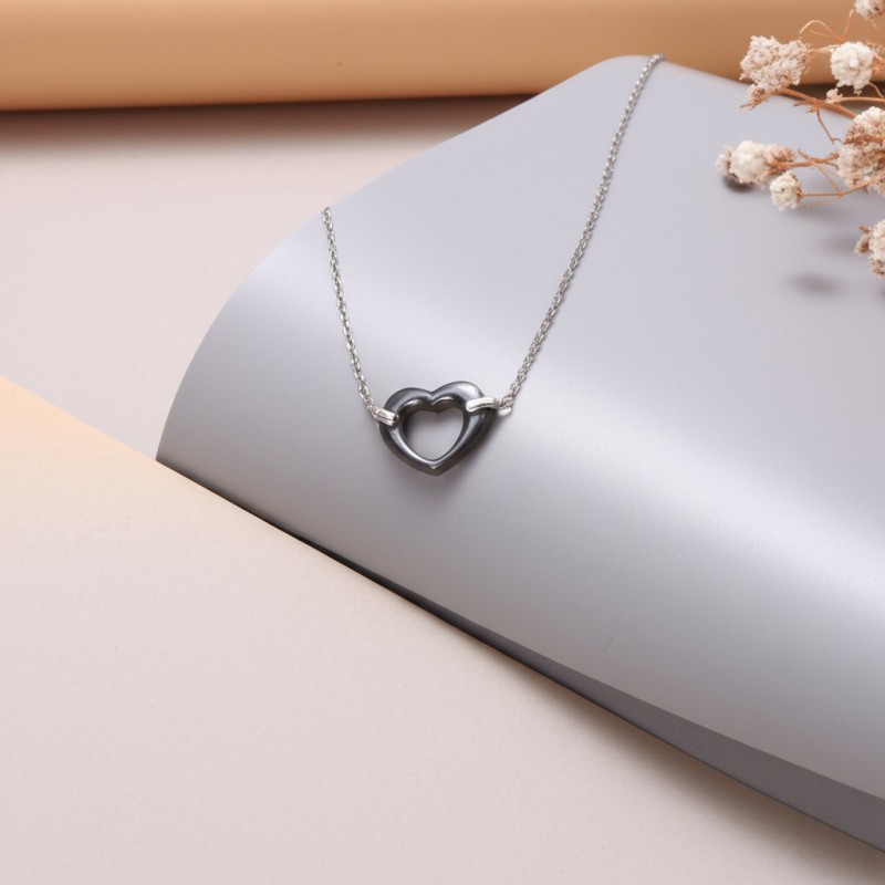 Collier femme carador en argent avec un cœur en céramique noire