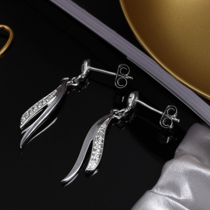 Boucles d'oreilles pendantes en or 750/000 et ses 4 diamants