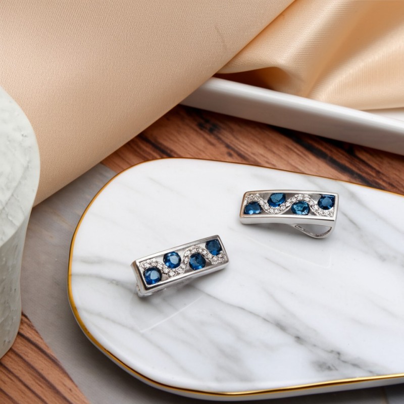 Pendentif Carador rectangulaire en or blanc 750/000, saphirs et diamants