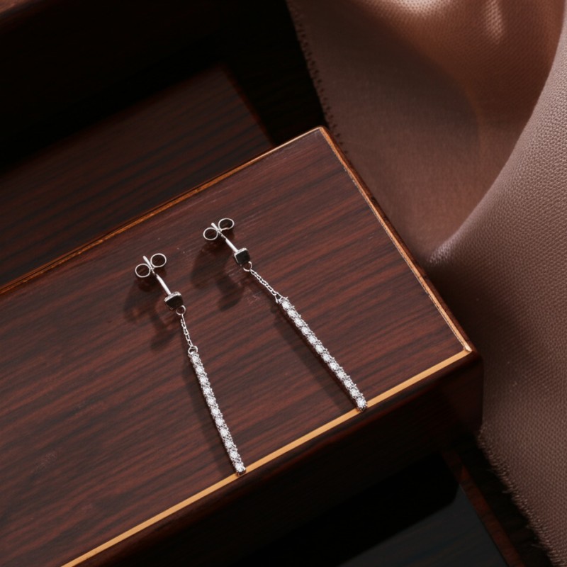 Boucles d'oreilles Carador Pendantes  en or blanc 375/000 et oxydes de zirconium