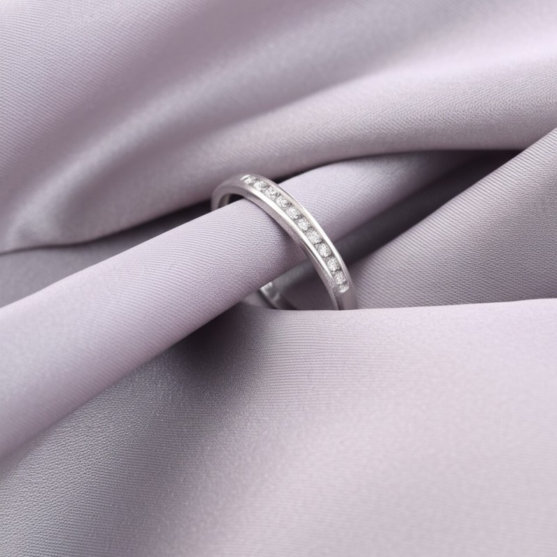Bague Carador en or blanc 375/000 et oxydes de zirconium sertis rail