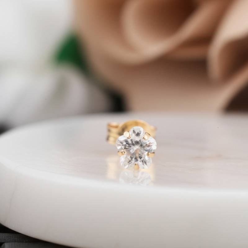 Boucles d'oreilles en or jaune 375/000 et oxydes de zirconium sertis 5 griffes