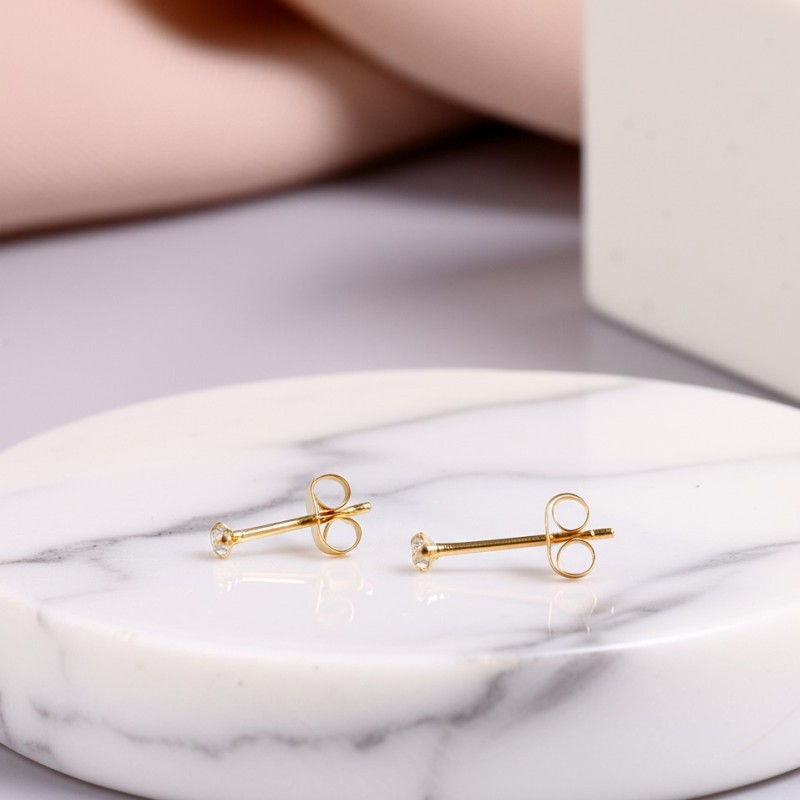 Boucles d'oreilles clous Carador or jaune 375/000 et oxyde de zirconium serti 4 griffes