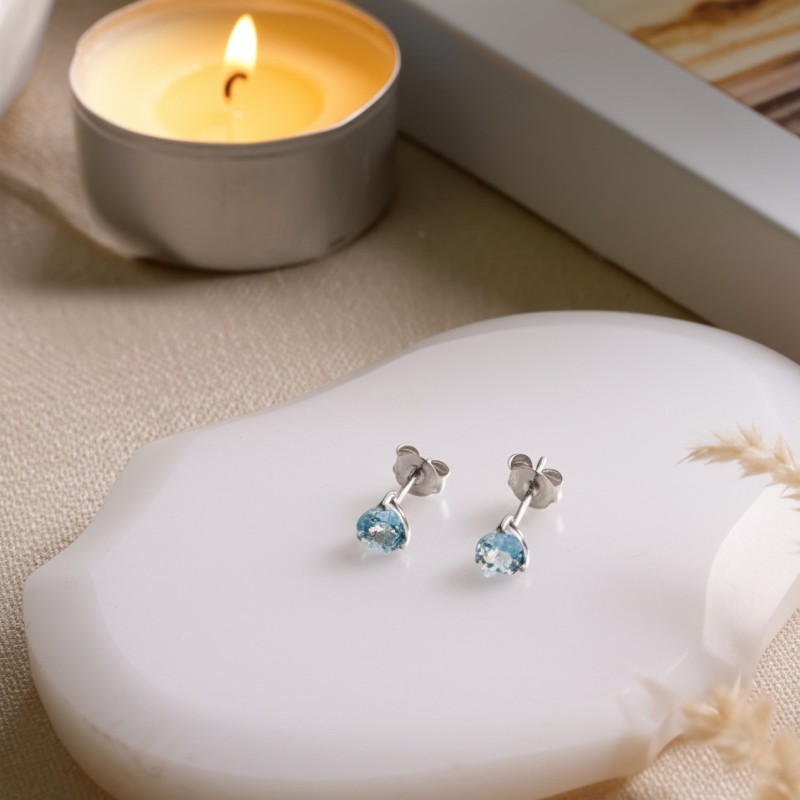 BOUCLES D'OREILLES CLOUS CARADOR EN OR BLANC 750/000 ET TOPAZE FORME COEUR