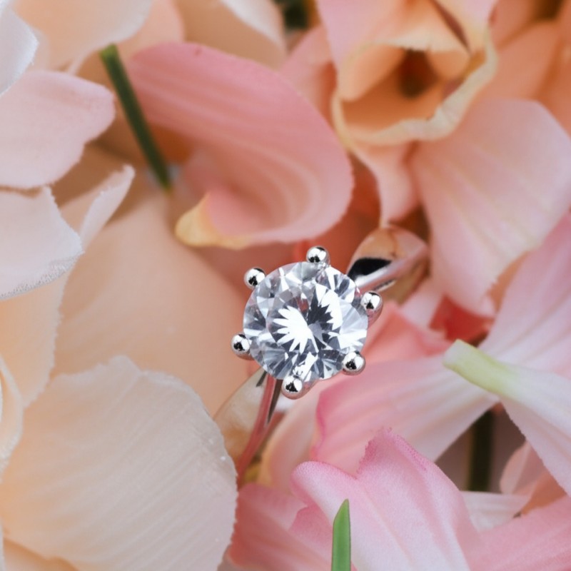 Bague solitaire  Carador en or blanc 375/000 et oxyde de zirconium serti 6 griffes