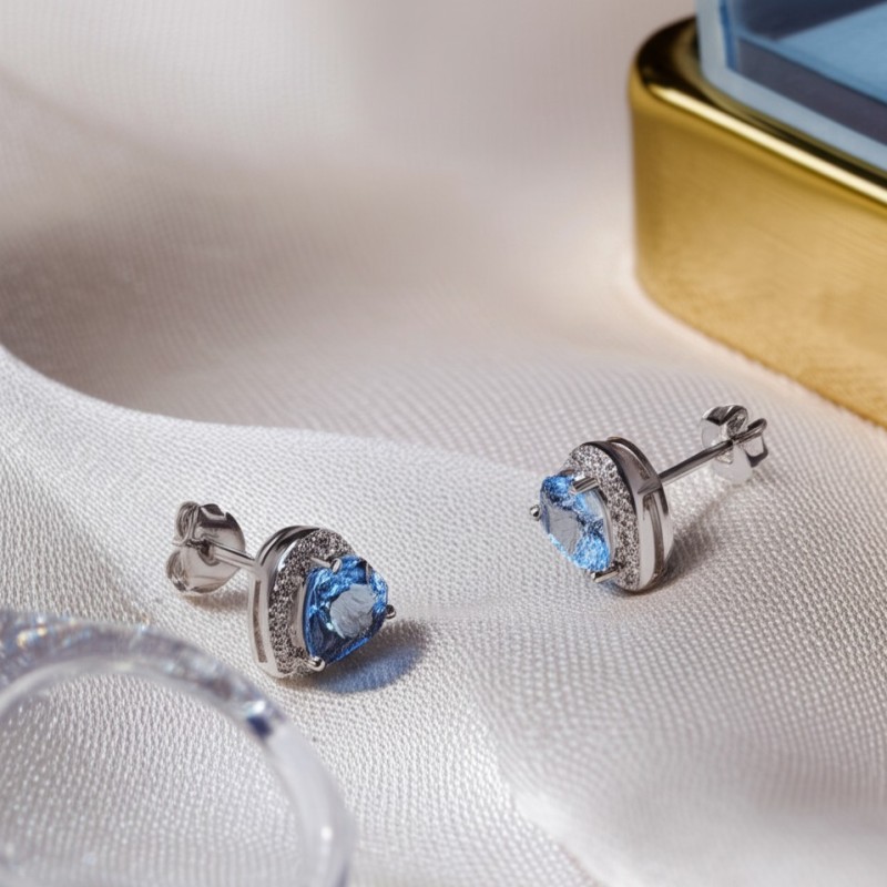 Boucles d'oreilles Clous Carador en argent  et oxydes de zirconium blanc et bleu motif coeur