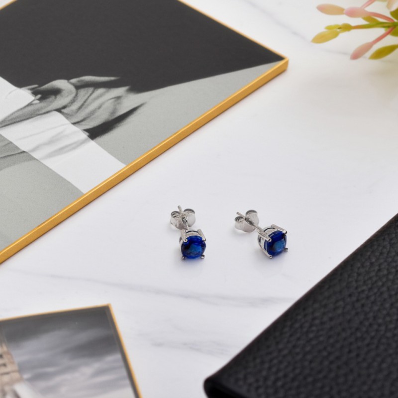 Boucles d'oreilles clous Carador en argent  et spinelle bleu saphir serti 4 griffes