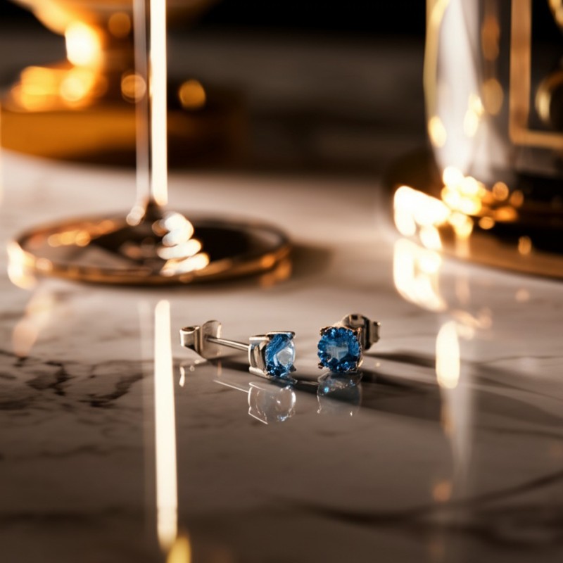 Boucles d'oreilles clous Carador en argent  et spinelle bleu clair serti 4 griffes