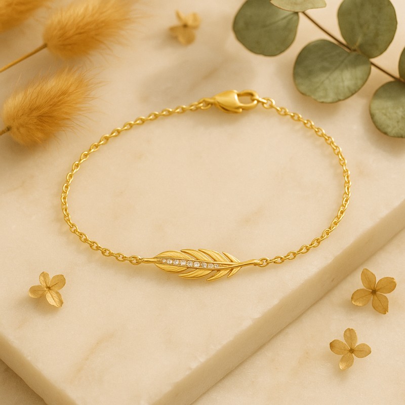 Bracelet Carador motif petite plume en plaqué or et oxydes de zirconium